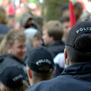 Polizei und Verwaltungsbehörden können das Schwenken von Reichs- und Reichskriegsflaggen in der Öffentlichkeit unterbinden – Erlass Reichsflagge