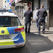 Corona-Pandemie: Polizei Hannover intensiviert Kontrollen am Wochenende – Kontrolle durch Polizei