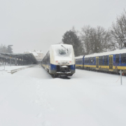 Bahnverkehr auf vielen Strecken im Norden wegen Schnee zum Erliegen gekommen – Erixx Züge im Schnee