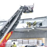 Feuerwehr entfernt Schnee