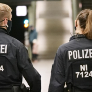 Ausgangssperre: Polizei zieht positive Zwischenbilanz nach erster Einsatznacht – Polizeikontrollen