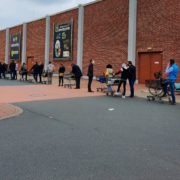 Einkaufsstress vor dem 1. Mai in den Lebensmittelläden – Schlange vor Edeka