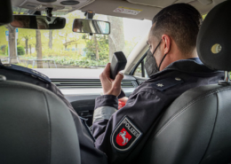 Digitalfunk der Einsatzkräfte fällt in ganz Deutschland aus Streifenwagen von Innen