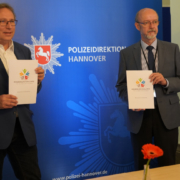 Polizeidirektion (PD) Hannover unterzeichnet Beitrittserklärung zu der Kinderschutzallianz – Unterzeichnung Kinderschutzallianz