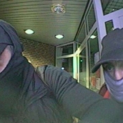 Geldautomaten aufgebohrt - Polizei sucht nach den Tätern – 1 2