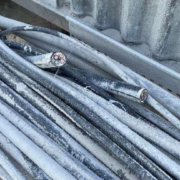 Unbekannte Täter mutmaßlich durch Stromstoß verletzt – Durchtrenntes Starkstromkabel