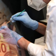 Corona-Impfungen in Praxen nicht gerecht vergütet – Impfvergütung