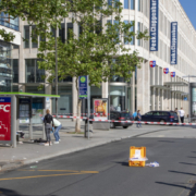 Gruppen geraten auf dem Opernplatz in Streit – Messerstecherei 270621 cmm2