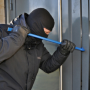 Polizei warnt vor Kriminellen im Urlaub – Symbolbild Einbrecher