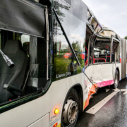 Langenhagen: Sattelzugmaschine kollidiert mit voll besetzten Linienbus – BGPress 0637
