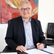 Regionspräsident Hauke Jagau unterzeichnet die Charta der Vielfalt – Charta Jagau