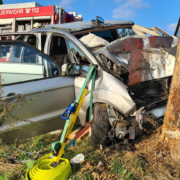 Lehrte: Verkehrsunfall mit eingeklemmter Person zwischen Burgdorf und Immensen Lehrte: Verkehrsunfall mit eingeklemmter Person zwischen Burgdorf und Immensen – VU FF Lehrte 22.09.21