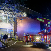 Dichter Rauch dringt aus den Räumen der Grundschule Feuerwehrübung in Laatzen