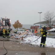 Ladung im Müllwagen brennt