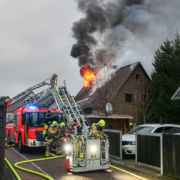 Dachstuhlbrand im Heidelbeerweg zerstört Einfamilienhaus – BGPress 0126