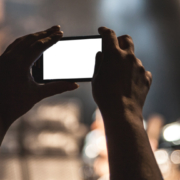 Handy beschlagnahmt: Unbeteiligter streamt Einsatz der Bundespolizei – Filmen mit Handy