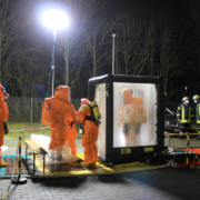 Undichte Gefahrstoffbehälter in Lagerhalle im Gewerbegebiet Garbsen-Nord – Gefahrguteinsatz Garbsen 07.01.22