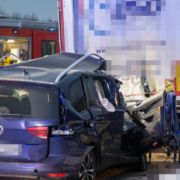 Bundesautobahn (BAB) 7: Pkw-Fahrer kollidiert mit Lkw-Sattelzug und verstirbt beim Unfall – VU A7 Wülferode