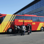 Stadt Hannover schafft weitere Quartiere für Geflüchtete – Feuerwehrbus Ukraine