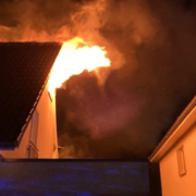 Dachstuhl brennt in voller Ausdehnung – Dachstuhlbrand 130522 bf