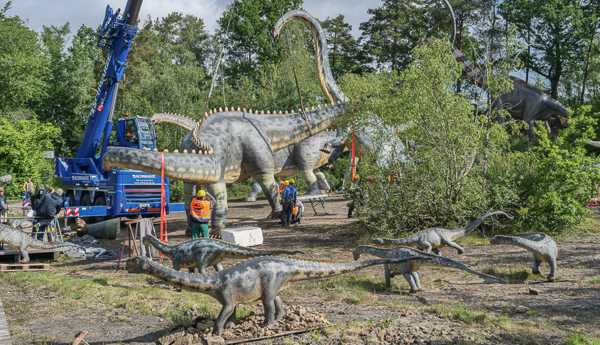 Riesige neue Dinosaurier in der größten Dinosaurier-Szenerie Europas in Münchehagen