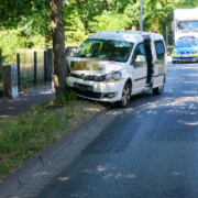 Krankheitsfall am Steuer: Pkw prallt in Isernhagen gegen Baum – Isernhagen PKW gegen Baum cmm