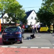 Kleinwagen schleudert in Garbsen in Stadtbahnstrecke – Kleinwagen Garbsen FFGbs