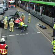84-jähriger Fahrer muss durch Feuerwehr aus PKW befreit werden – Stadtbahn VU 220726 bf