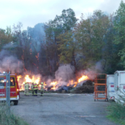 Städtischen Lagerplatz in Laatzen steht in Flammen – Lagerplatz in Flammen FFLaatzen