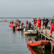 Rettungsboote der DLRG und Feuerwehr auf dem Steinhuder Meer