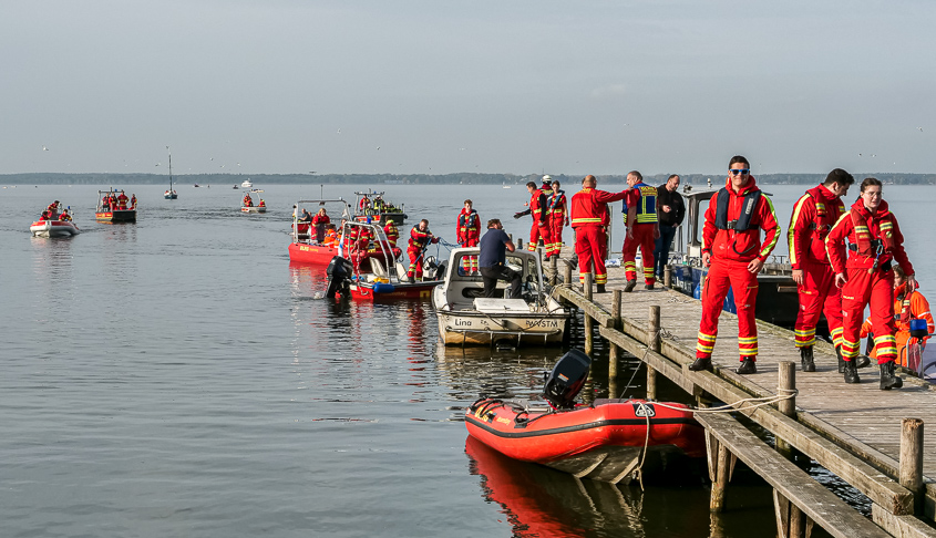 Rettungsboote der DLRG und Feuerwehr auf dem Steinhuder Meer