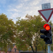 Grünpfeil für Radfahrende an der Kreuzung Am Südbahnhof / Bischofsholer Damm – Rotlichtverstoss