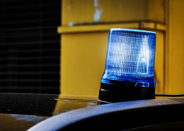 Polizei durchsucht vier Objekte im Fall Garweg und Staub Blaulicht auf Zivilfahrzeug