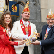 Schlüsselübergabe an das Prinzenpaar im Rathaus