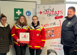 25 Jahren Schulsanitätsdienst an KGS Barsinghausen 1 Übergabe Schild an den Schulsanitätsdienst