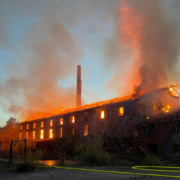 Eine Lagerhalle steht im Vollbrand