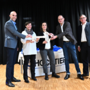 HOCHTIEF übergibt Schulkomplex – Hochtief Uebergabe mf