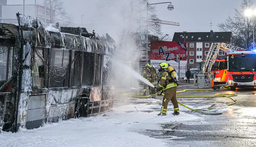 Der Hybridbus brannte vollständig aus
