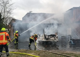 Feuer in Schwüblingsen droht auf Gebäude überzuspringen 6 Brandbekämpfung der Freiwilligen Feuerwehr am Gebäude