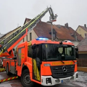 Dachstuhlbrand mit Drehleiter im Vordergrund