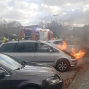 Brennender PKW in Laatzen auf einem Parkplatz