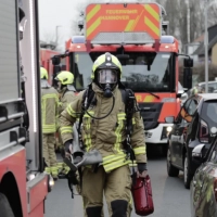 Zimmerbrand - Feuerwehrmann unter Atemschutz