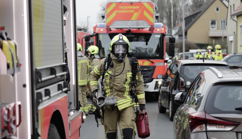 Zimmerbrand - Feuerwehrmann unter Atemschutz