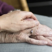 Hospizdienst Hände halten