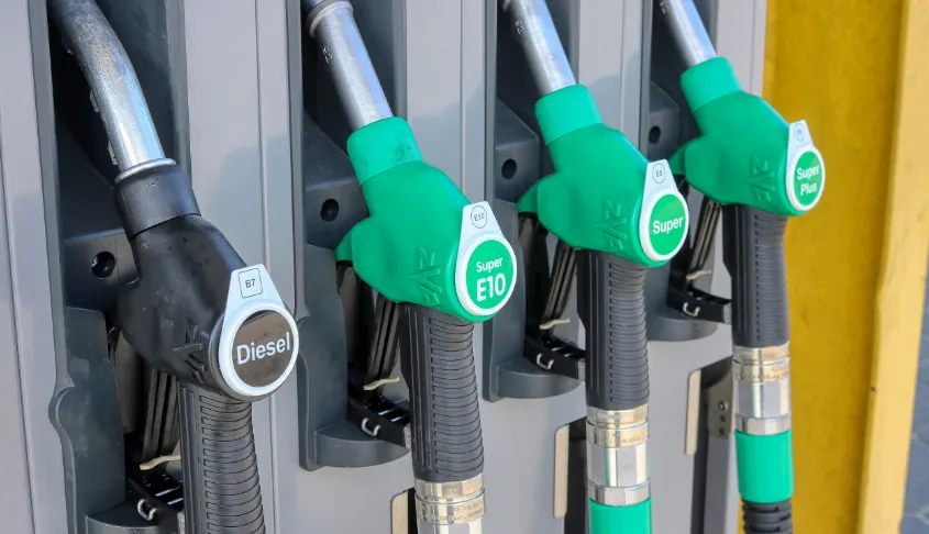 Kraftstoffpreise - Zapfsäule mit vier Zapfhähnen