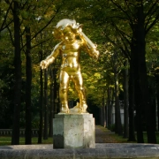 Goldene Engelsfigur auf dem Stadtfriedhof Engesohde