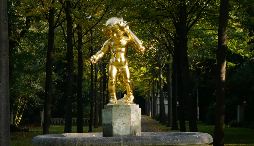 Goldene Engelsfigur auf dem Stadtfriedhof Engesohde
