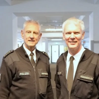 Die Polizeivizepräsidenten beider Behörden, Jens Eggersglüß (LG) und Detlef Hoffmann (H) unterschrieben das Konzept am Freitag © Polizeidirektion Hannover
