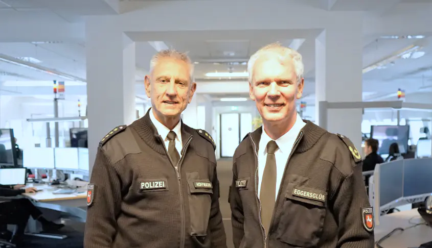 Die Polizeivizepräsidenten beider Behörden, Jens Eggersglüß (LG) und Detlef Hoffmann (H) unterschrieben das Konzept am Freitag © Polizeidirektion Hannover