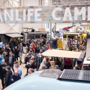 Viele Besucher auf der abf im Bereich des Vanlife Camp